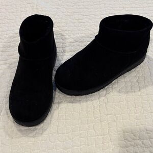 White Mountain Black suede Ankle Boots